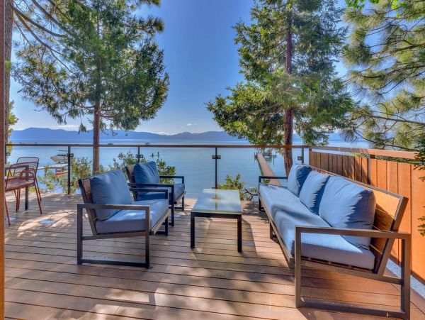 Luxurious Lakefront 5 Bedroom Vacation Home