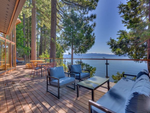 Luxurious Lakefront 5 Bedroom Vacation Home