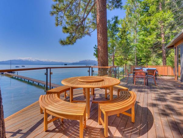 Luxurious Lakefront 5 Bedroom Vacation Home