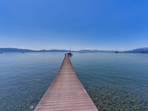 Luxurious Lakefront 5 Bedroom Vacation Home