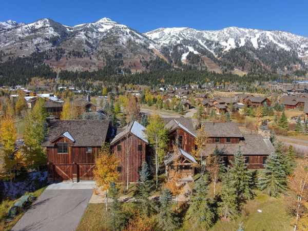 Luxury 5 Bedroom Vacation Home in Jackson Hole with Hot Tub