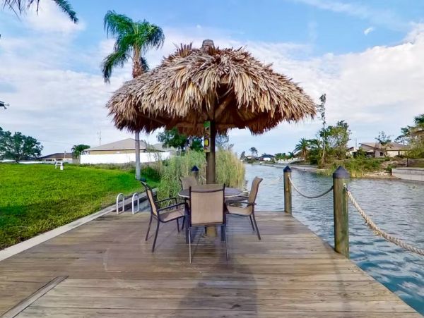 Cape Coral Canal-Front 4 Bedroom Vacation Pool Home Sleeps 9