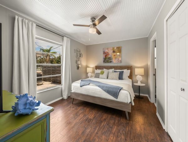 Lido Key Vacation Duplex Four Bedroom Walk to Beach