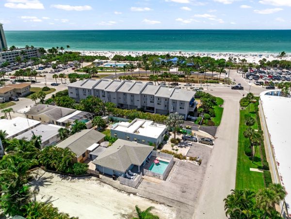 Lido Key Vacation Duplex Four Bedroom Walk to Beach