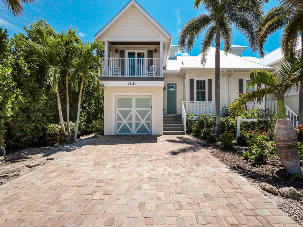 Luxury 4 Bedroom Vacation Pool Home in Holmes Beach
