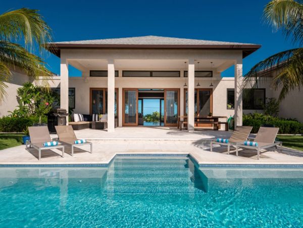 Luxury 4 Bedroom Vacation Villa in Turks and Caicos with Pool
