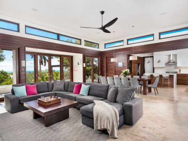Luxury 4 Bedroom Vacation Villa in Turks and Caicos with Pool