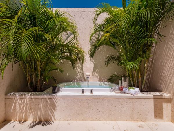 Luxury 4 Bedroom Vacation Villa in Turks and Caicos with Pool