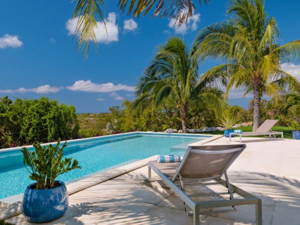 Luxury 4 Bedroom Vacation Villa in Turks and Caicos with Pool