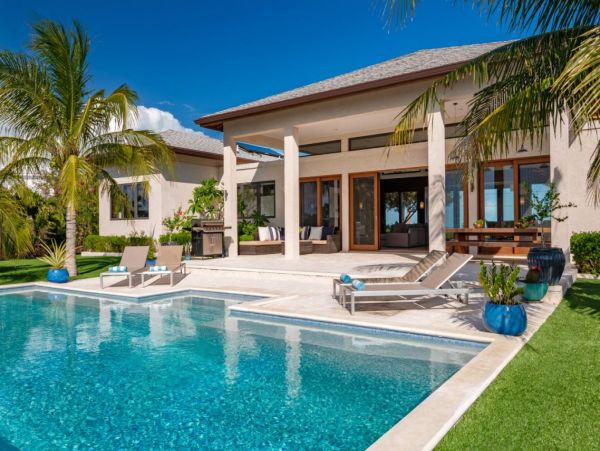 Luxury 4 Bedroom Vacation Villa in Turks and Caicos with Pool