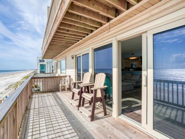 Beachfront 3 Bedroom Getaway with Full Ocean View