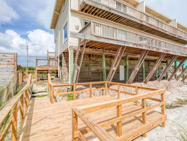 Beachfront 3 Bedroom Getaway with Full Ocean View