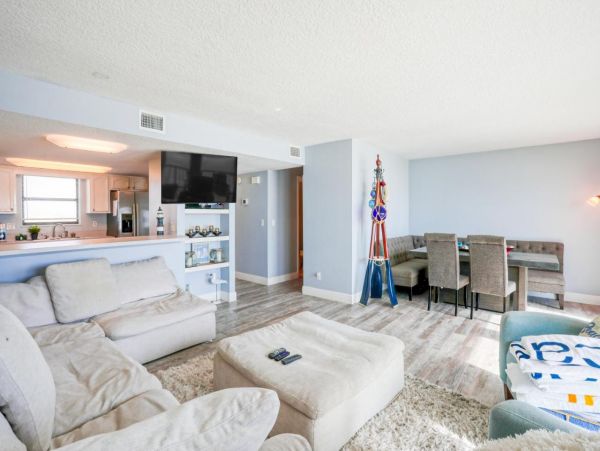 Beachfront 3 Bedroom Getaway with Full Ocean View