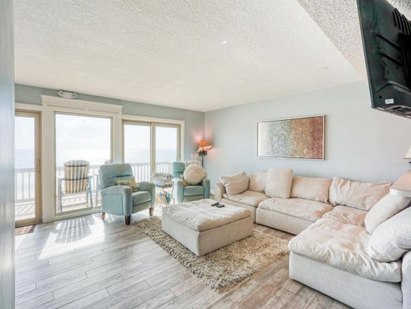 Beachfront 3 Bedroom Getaway with Full Ocean View