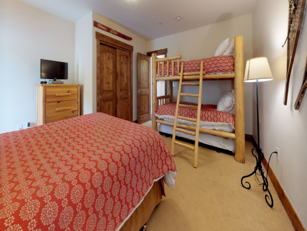 150 yards to Lionshead Gondola 3 bedroom sleeps 10