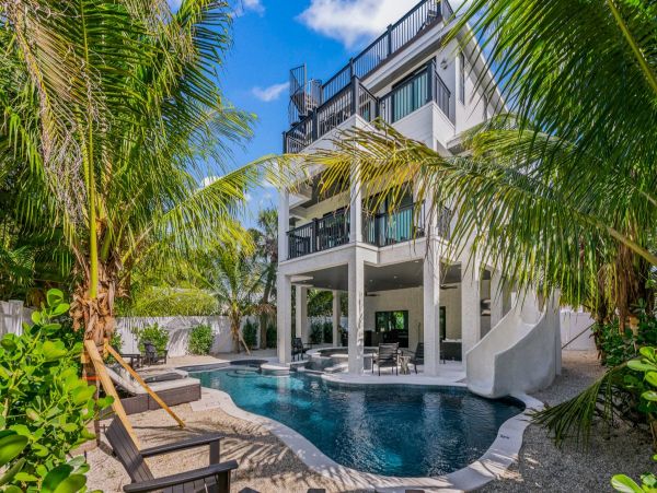 Siesta Key Vacation Home Seven Bedroom Walk to Beach