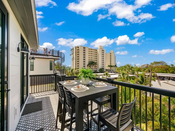 Siesta Key Vacation Home Seven Bedroom Walk to Beach