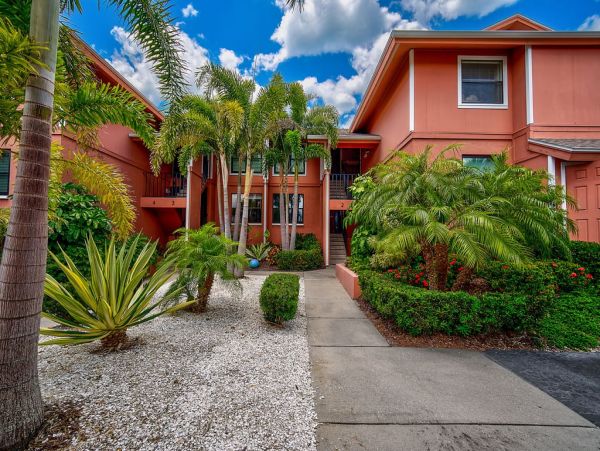 Siesta Key Lovely 2 Bedroom Condo with Lagoon View