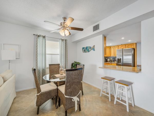 Siesta Key Lovely 2 Bedroom Condo with Lagoon View