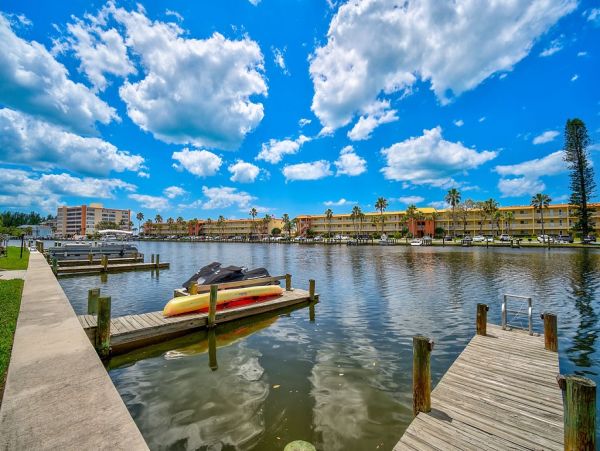Siesta Key Lovely 2 Bedroom Condo with Lagoon View