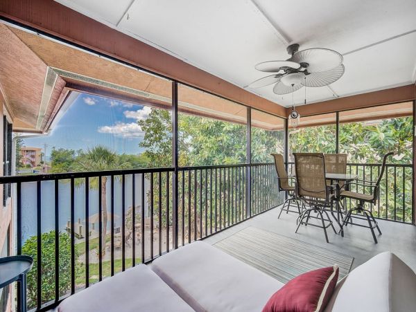 Siesta Key Lovely 2 Bedroom Condo with Lagoon View