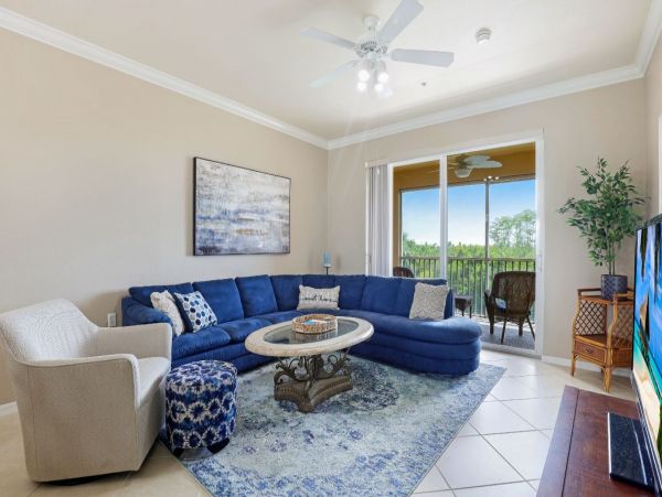 Beautiful 2 Bedroom Condo with Lake View