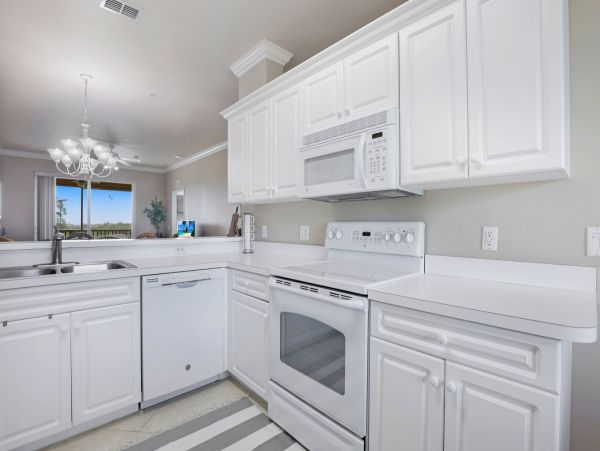 Beautiful 2 Bedroom Condo with Lake View