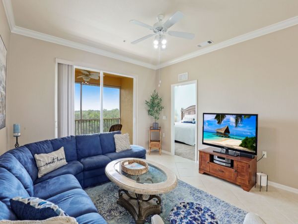 Beautiful 2 Bedroom Condo with Lake View