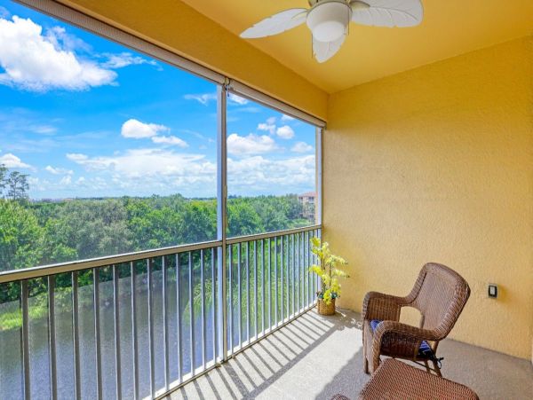 Beautiful 2 Bedroom Condo with Lake View