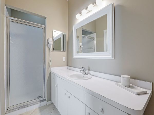 Beautiful 2 Bedroom Condo with Lake View