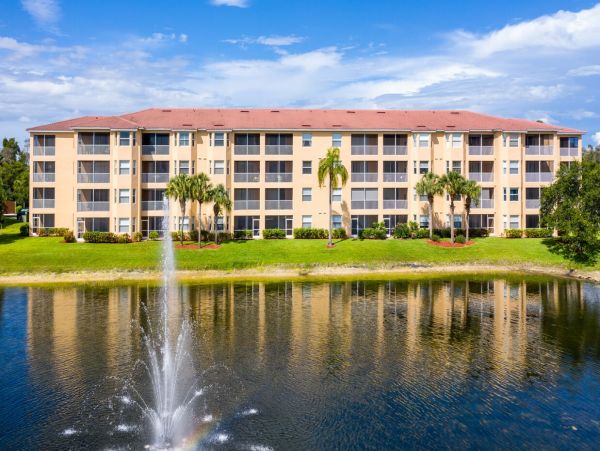 Beautiful 2 Bedroom Condo with Lake View