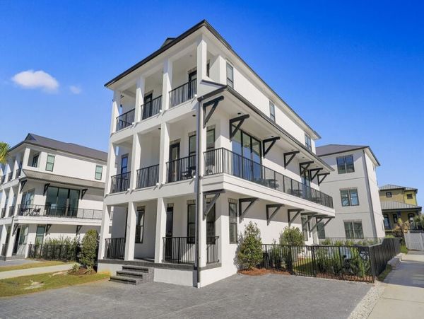 Miramar Vacation Home Ten Bedroom Walk to Beach