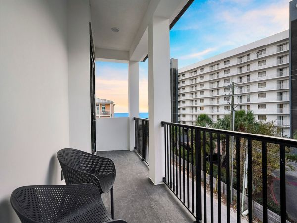 Miramar Vacation Home Ten Bedroom Walk to Beach