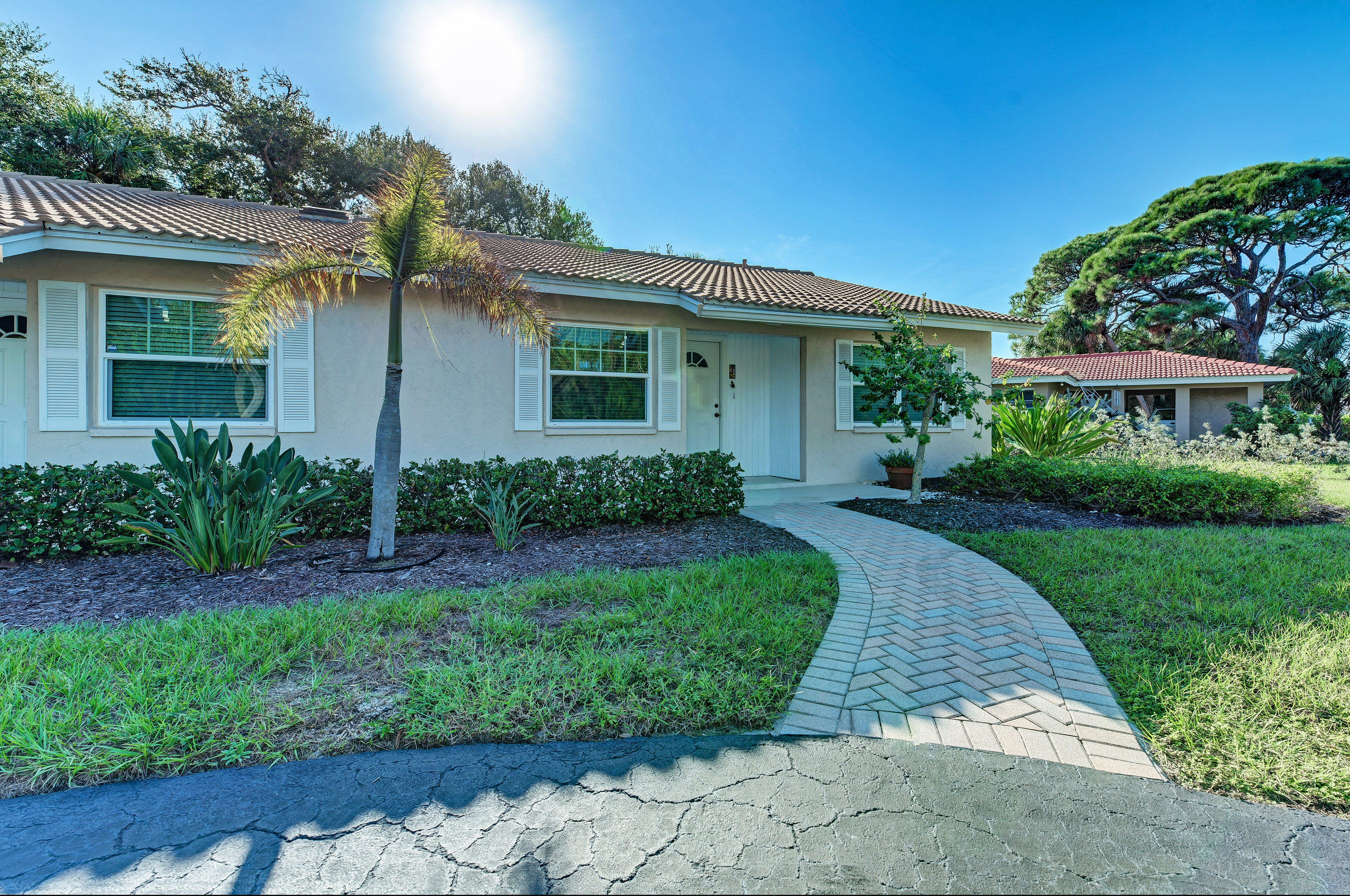 Lovely Vacation Getaway in Longboat Key Walk to Beach