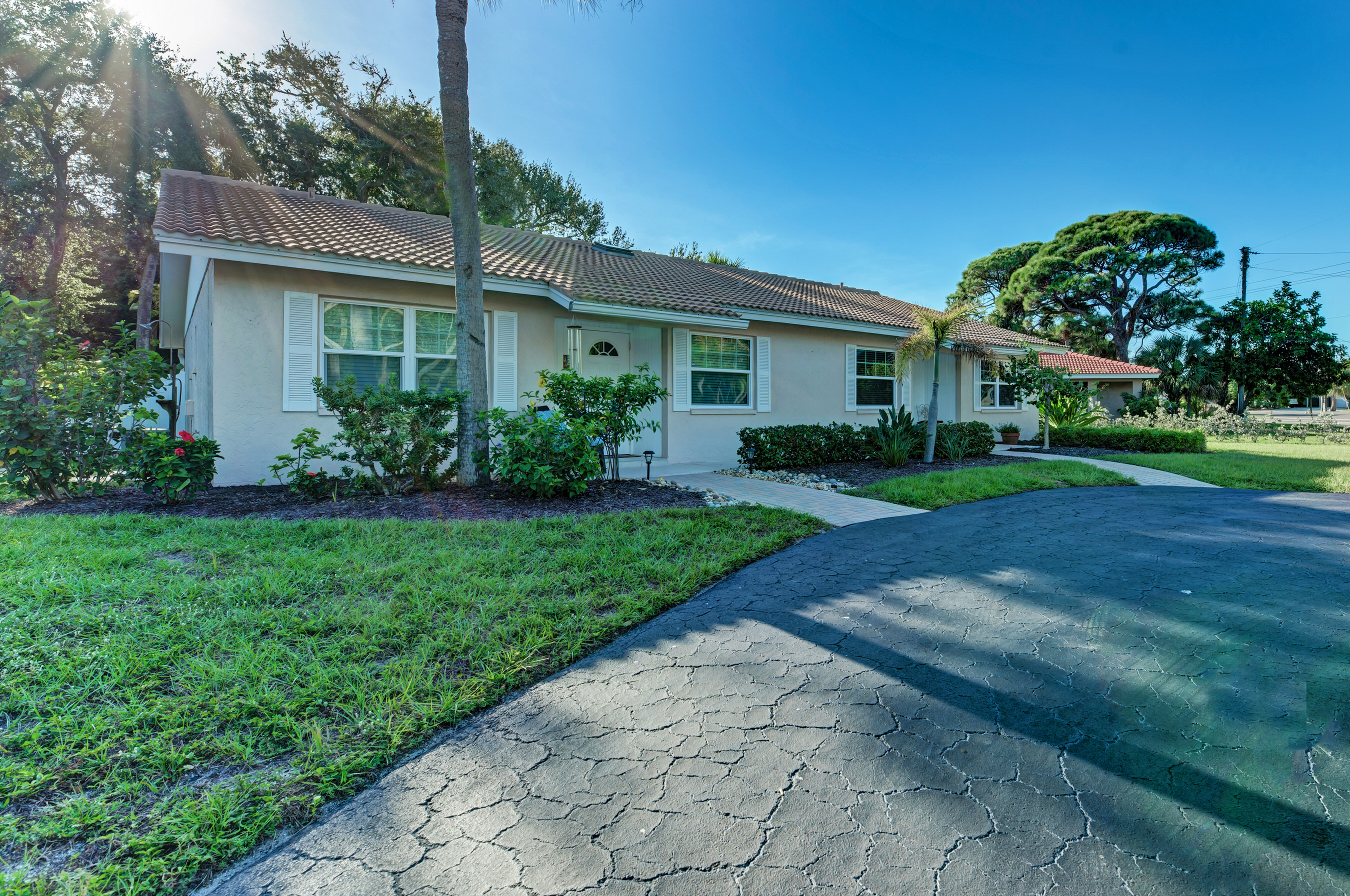 Lovely Vacation Getaway in Longboat Key Walk to Beach