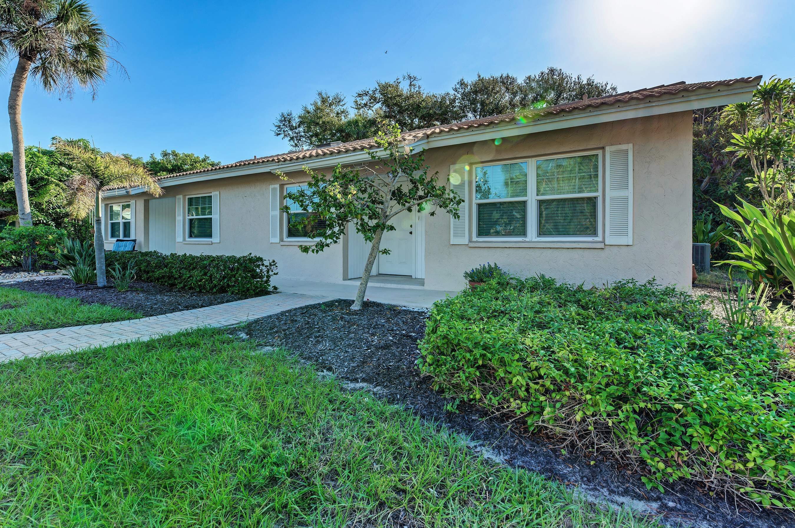Lovely Vacation Getaway in Longboat Key Walk to Beach