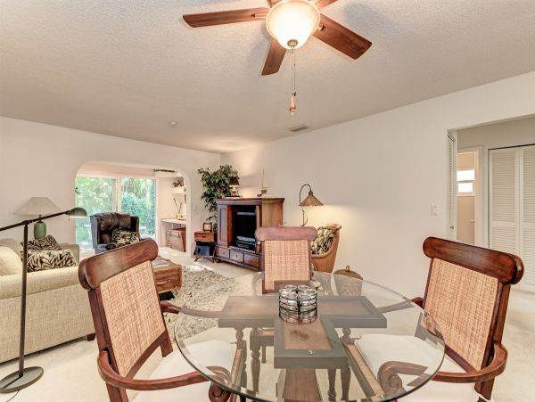 Lovely Vacation Getaway in Longboat Key Walk to Beach