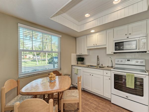 Lovely Vacation Getaway in Longboat Key Walk to Beach