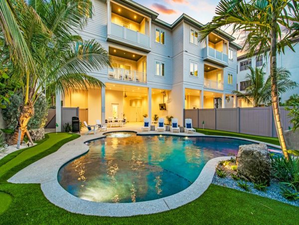 Siesta Key Vacation Home Six Bedroom Walk to Beach 4,000 Sq Ft