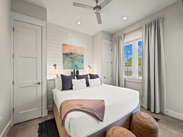Siesta Key Vacation Home Six Bedroom Walk to Beach 4,000 Sq Ft