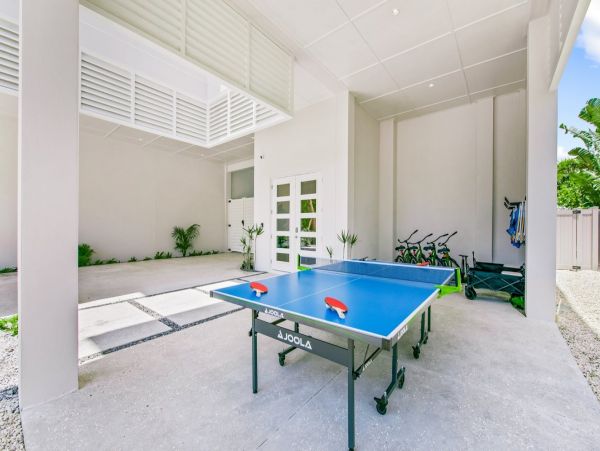 Siesta Key Vacation Home Six Bedroom Walk to Beach 4,000 Sq Ft
