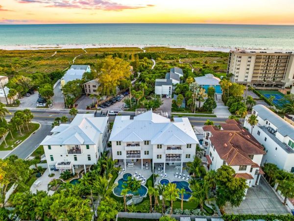 Siesta Key Vacation Home Six Bedroom Walk to Beach 4,000 Sq Ft