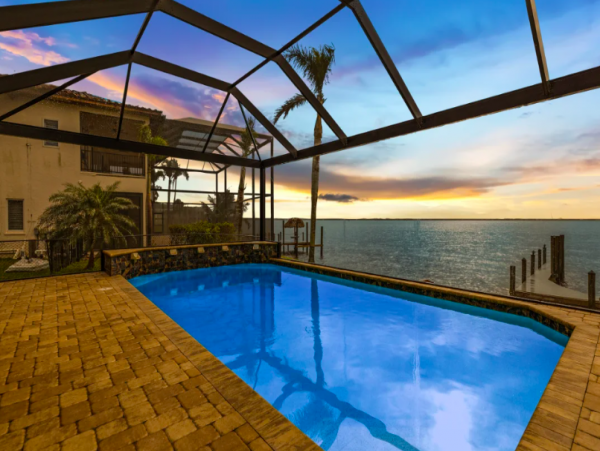 Four bedroomHome directly on the Caloosahatchee River