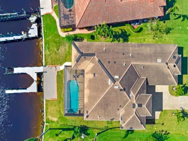 Four bedroomHome directly on the Caloosahatchee River