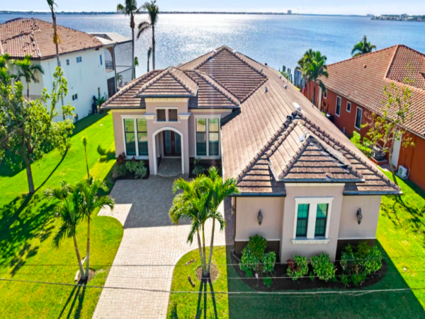 Four bedroomHome directly on the Caloosahatchee River