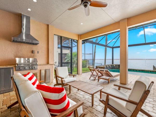 Four bedroomHome directly on the Caloosahatchee River