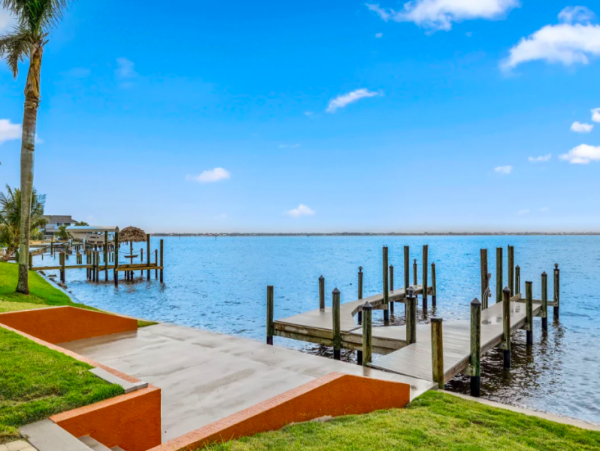 Four bedroomHome directly on the Caloosahatchee River