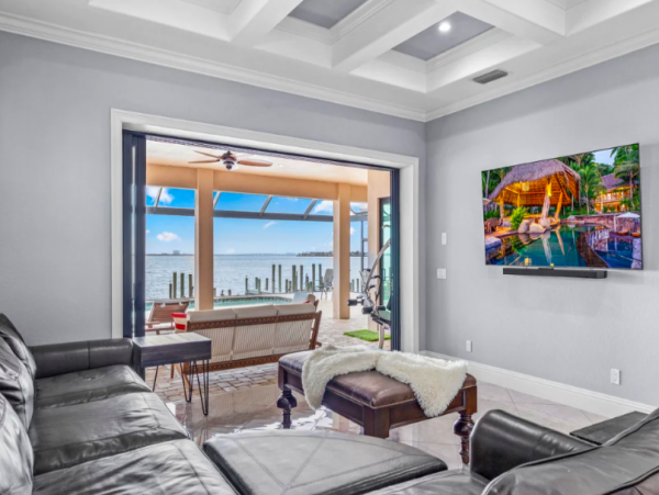 Four bedroomHome directly on the Caloosahatchee River