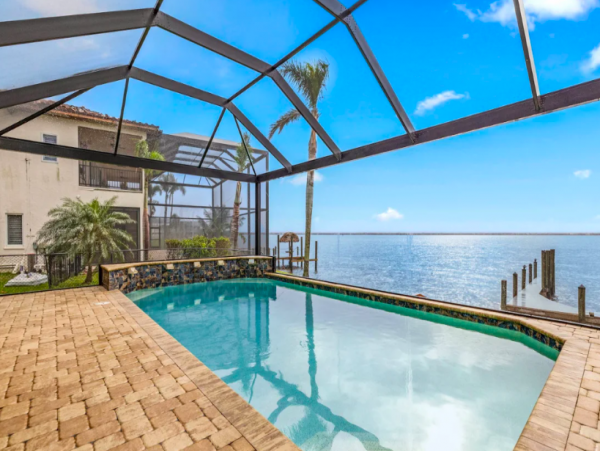 Four bedroomHome directly on the Caloosahatchee River
