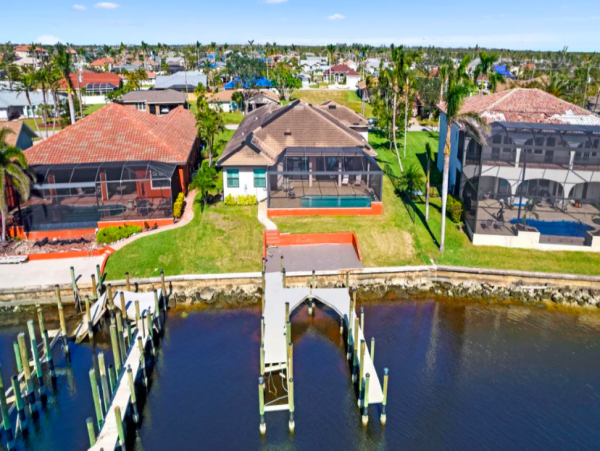 Four bedroomHome directly on the Caloosahatchee River